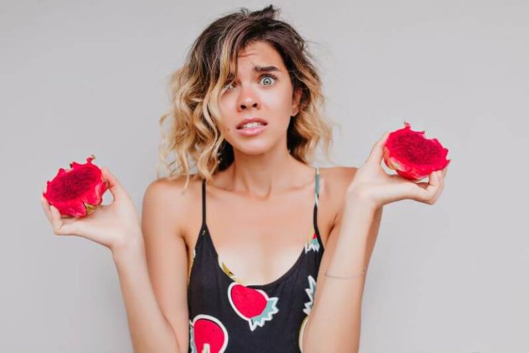 Une femme tient des roses pour essayer de cacher ses mauvaises odeurs intimes.