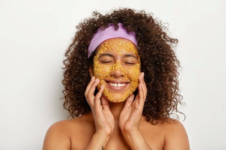 Une jeune femme applique un masque naturel sur son visage.