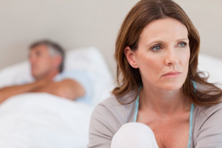 Une femme sexuellement insatisfaite au lit avec son mari.