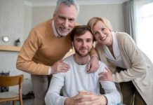 Tout savoir sur le syndrome de Tanguy Une jeune adulte vit avec ses parents.