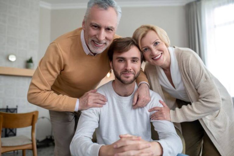 Une jeune adulte vit avec ses parents.