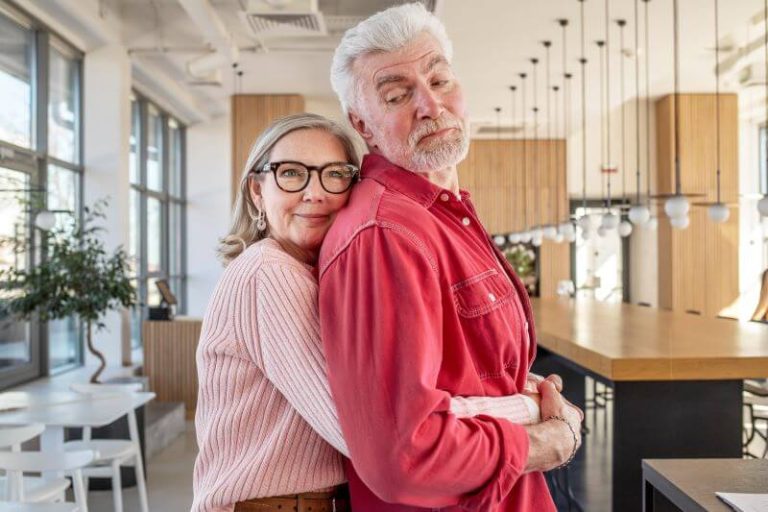 Un couple dans la soixantaine.