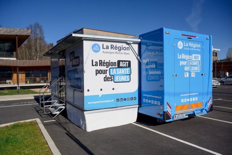 Le bus itinérant de la Région Auvergne-Rhône-Alpes dédié à la prévention contre le papillomavirus HPV.