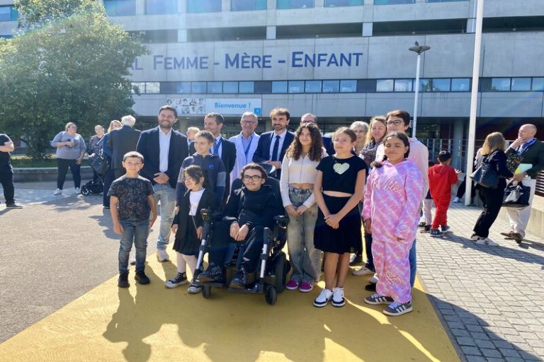 Le comité des enfants des HCL accompagné des représentants des HCL et du maire de Lyon, Grégory Doucet.