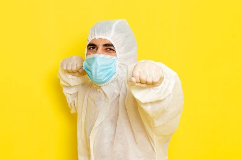Un épidémiologiste en combinaison prêt à intervenir.