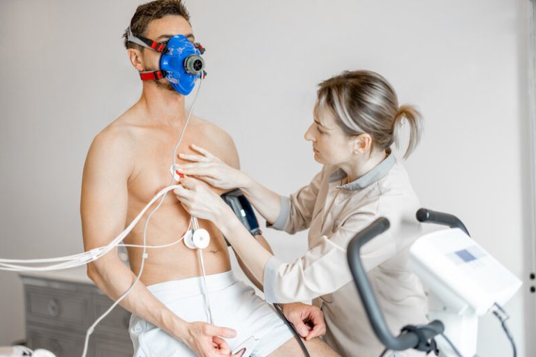 Un homme atteint d'un cancer métastatique qui participe à l'étude ERICA