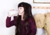 Lait sans lactose : est-il vraiment sans danger ? Un enfant boit du lait sans lactose.