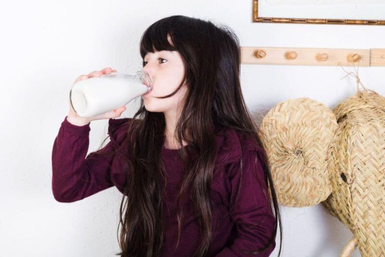 Un enfant boit du lait sans lactose.