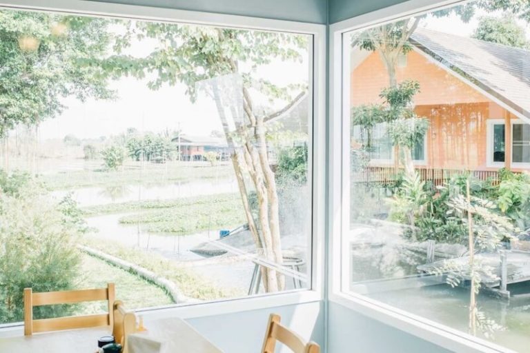 De la lumière naturelle entre dans une maison.