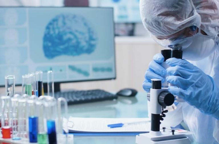 Un chercheur sur le site de Lyonbiopôle.