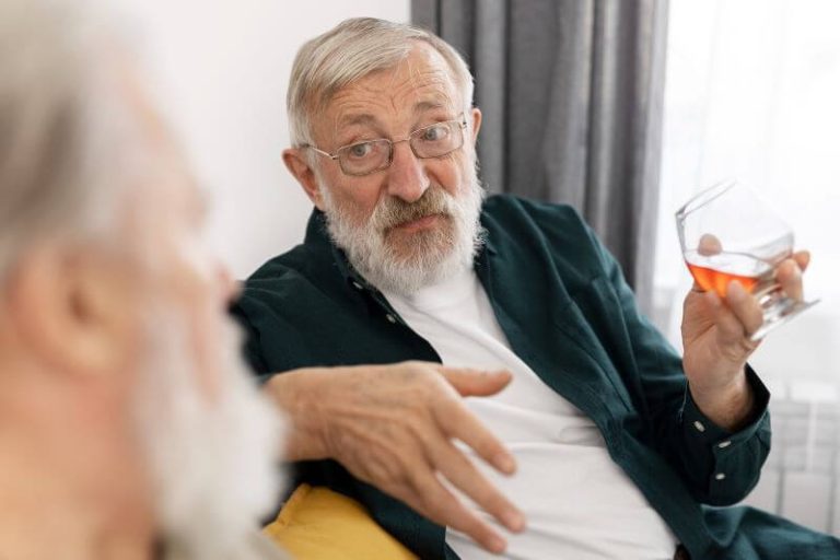 Un sénior consommant de l'alcool.