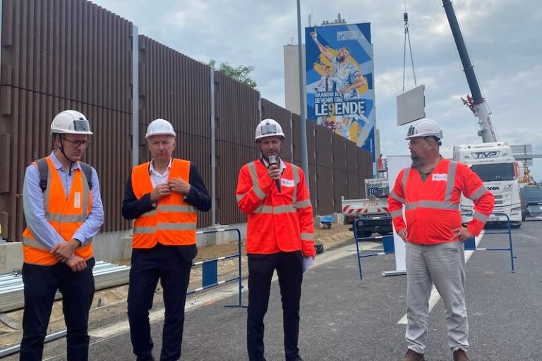 Inauguration du mur anti bruit végétalisé le long du périphérique lyonnais à Bron le 4 septembre 2024.