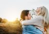 Phéromones : et si c’était vraiment l’odeur de l’amour ? Un couple amoureux qui se prend dans les bras.