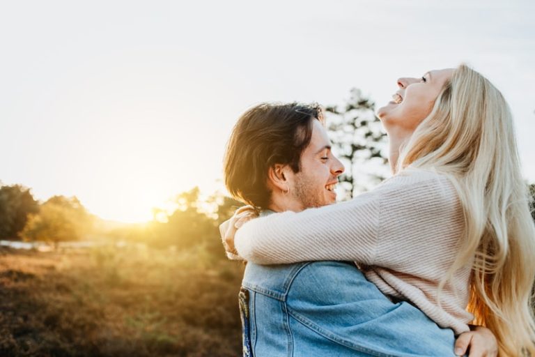 Un couple amoureux qui se prend dans les bras.