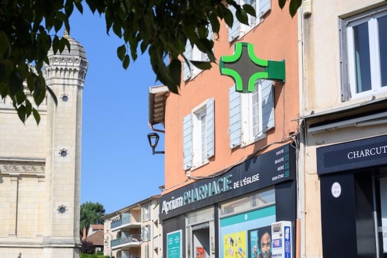 Une pharmacie dans une petite ville rurale d'Auvergne-Rhône-Alpes.