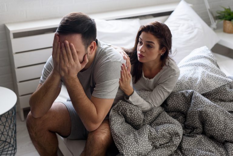 Une femme qui rassure son homme qui est en pleine crise d'anxiété sexuelle.