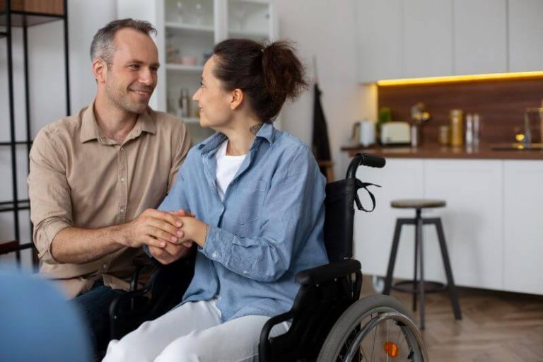 Un aidant accompagne une personne à mobilité réduite dans un salon, et lui offre un soutien précieux pour faciliter ses déplacements.