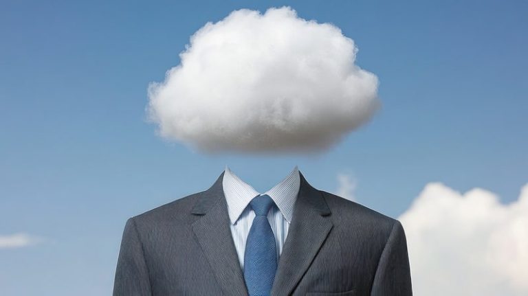 Un homme en costume dont la tête a été remplacé par un nuage pour imager la sensation de brouillard mental.