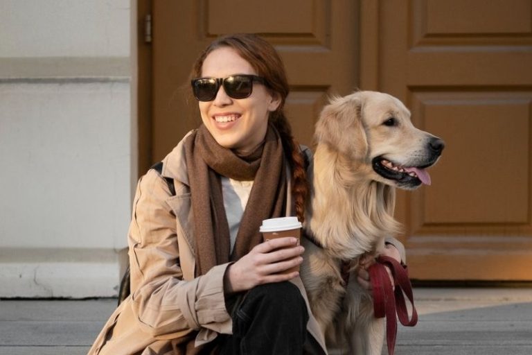Une femme malvoyante et son chien guide sont tranquillement installés.