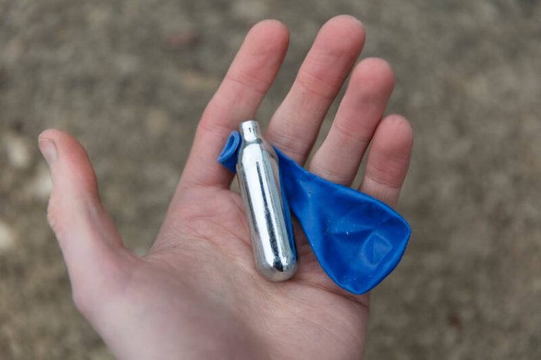 Une capsule de gaz hilarant utilisée à des fins récréatives.