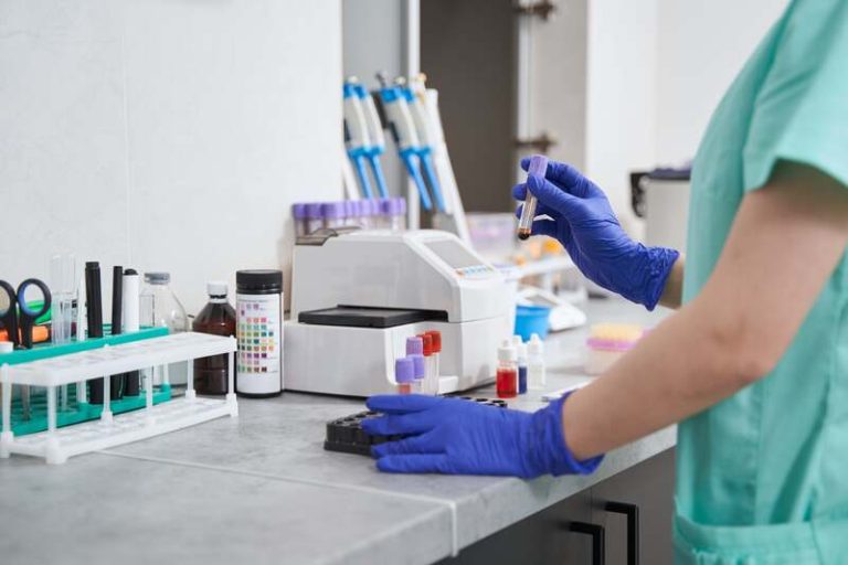 Un docteur en train d'étudier les groupes sanguins et le sang pour déterminer le risque d'AVC précoce.