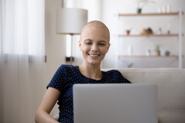 Une patiente atteinte d'un cancer travaille à domicile en distanciel.