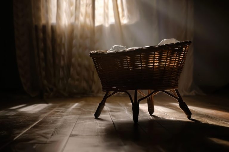 Un berceau vide traduisant la souffrance, la mort de l'enfant à naître et du deuil périnatal.