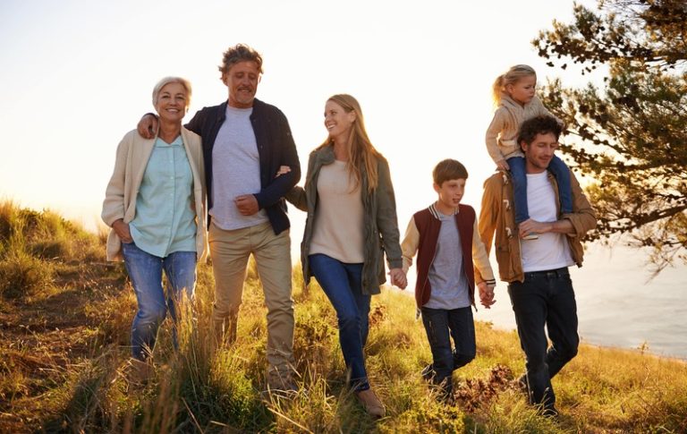 Une famille en train de marcher après manger.