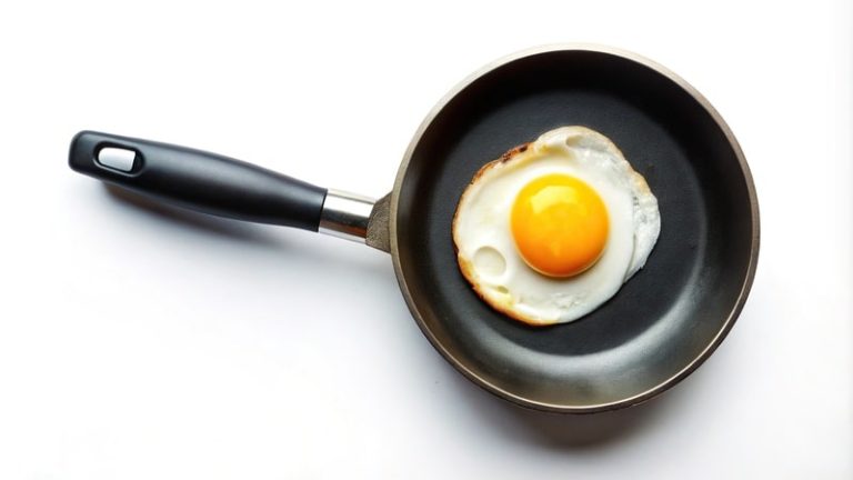 Un oeuf au plat dans une poêle.