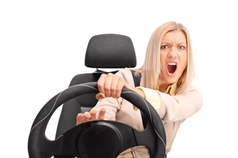 Une femme en proie au stress dans sa voiture.