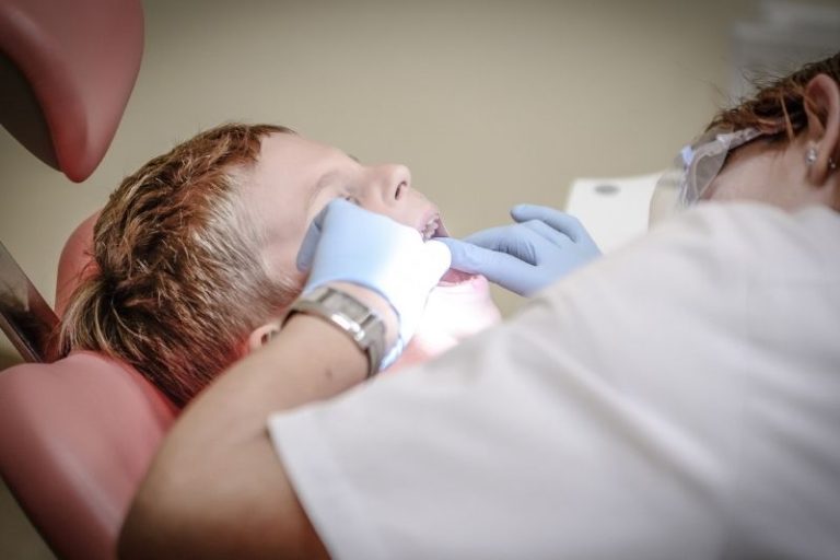 Une dentiste avec