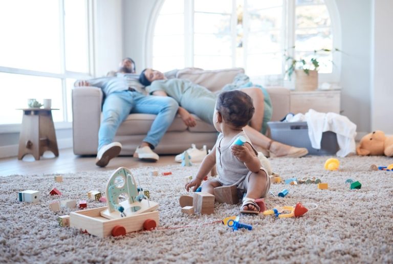 De jeunes parents insouciants, dépassés après la naissance de leur enfant.