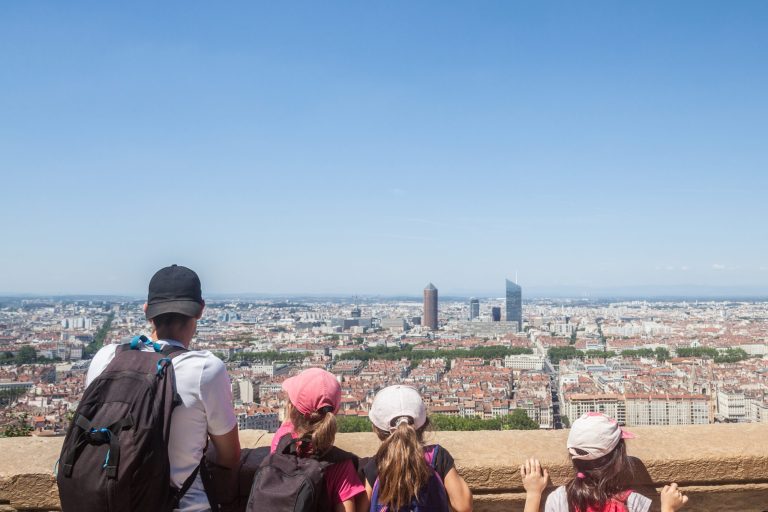 Une famille qui se promène et respire l'air de qualité de Lyon.