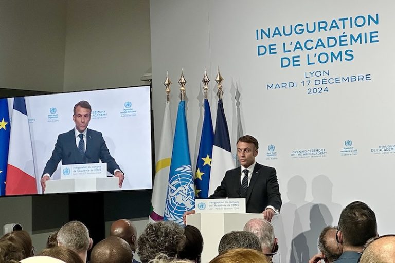 Visite d'Emmanuel Macron à l'Académie de l'OMS le 17 décembre 2024.