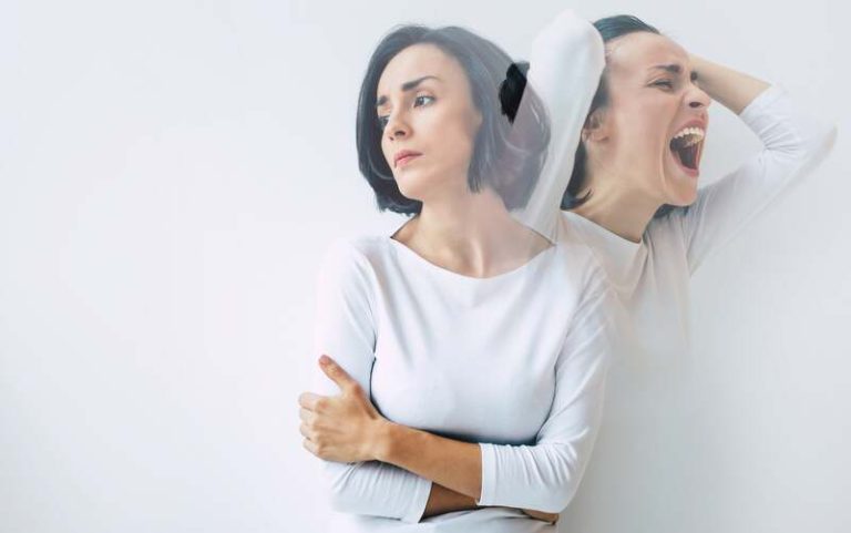 Une femme atteinte de catatonie en pleine crise.
