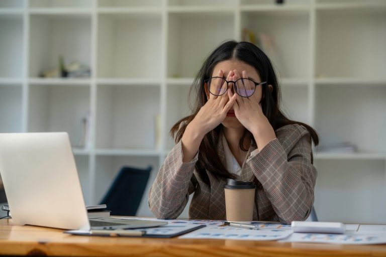 Une femme qui se fait interrompre toute la journée et qui est fatiguée de perdre sa concentration.