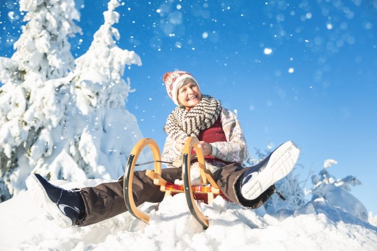 Une femme dehors dans la neige en hiver profitant du froid.