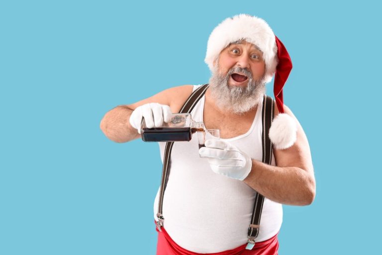 Un homme gros a cassé l'alcool, déguisé en père Noël avec un verre d'alcool à la main.