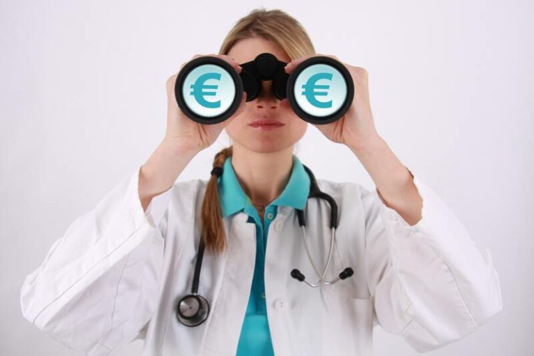 Jeune médecin avec des jumelles, signe euro.