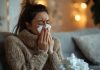 Nez qui coule : la morve, une barrière naturelle contre les virus de l’hiver Une jeune femme se mouche dans son salon, après avoir attraper froid.