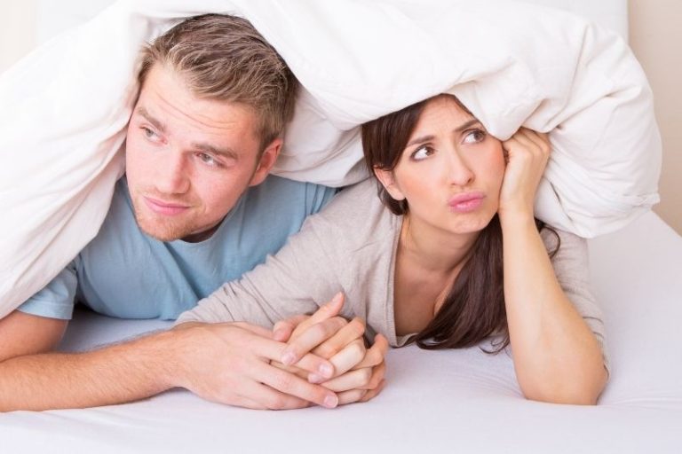 Un couple, sous la couette, s'interrogent sur la question des menstruations lors d'un rapport sexuel.