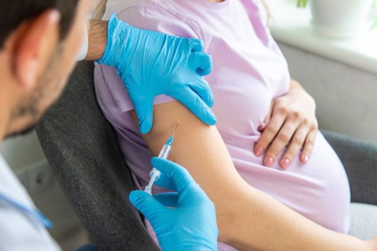 Une femme enceinte se fait vacciner.