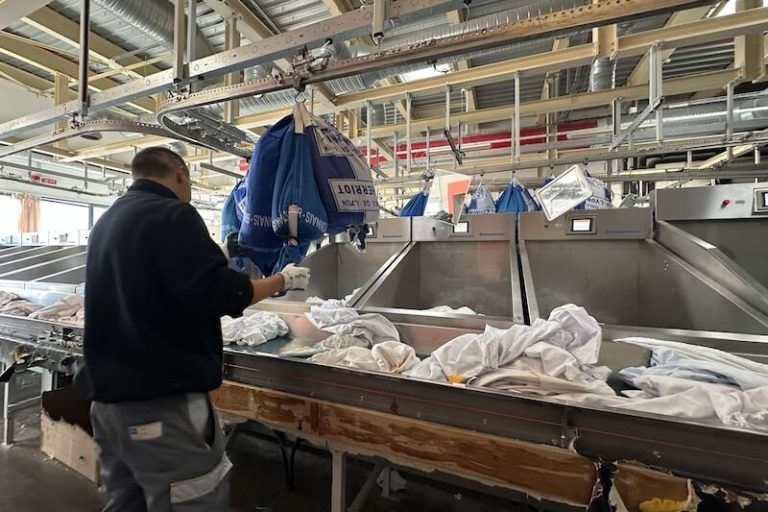 La blanchisserie interhospitalière de Lyon en pleine activité, le vendredi 24 janvier 2025.