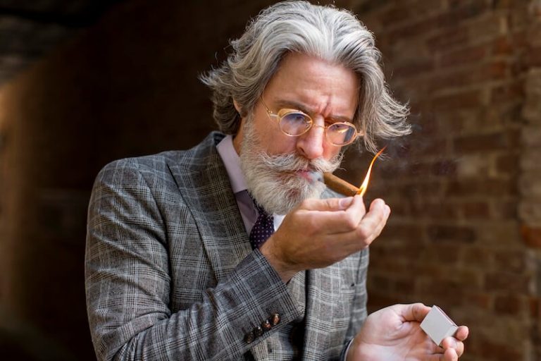 Un homme du passé fumant un cigare.
