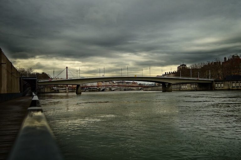 Une vue aérienne de Lyon dans le cadre d'une pollution de l'air.