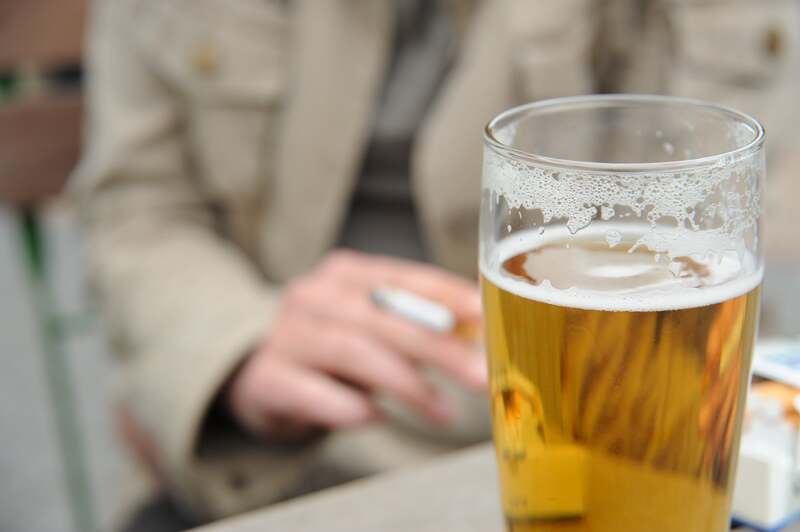 Mais pourquoi l'alcool donne-t-il aussi envie de fumer ?