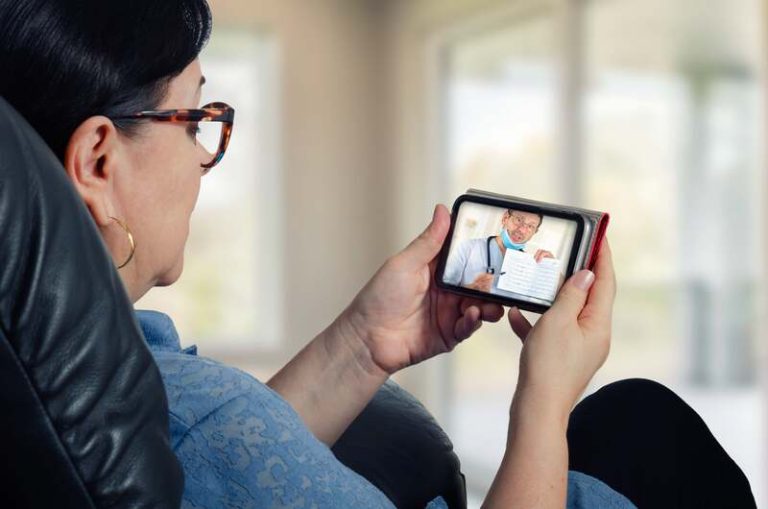 Une femme en train de regarder la vidéo d'un faux chirugien esthétique.