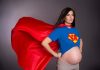 Grossesse : comment le cerveau des femmes se transforme pour s’adapter à la maternité ? Une femme enceinte qui subit des changements cérébraux pour devenir une super maman.