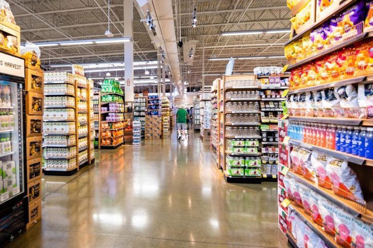 Les allées d'un super marché rempli d'aliments ultra-transformés.