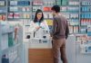 Délistage des médicaments : vers un accès plus simple aux soins ? Une pharmacienne délivrant des médicaments sur ordonnance.